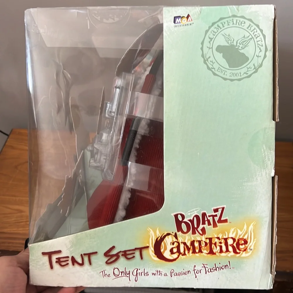 NRFB Bratz Campfire Tent Set Playset - Picture 9 of 11